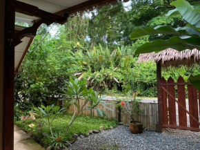 Casa Privada con parqueo, a 200 metros de la playa